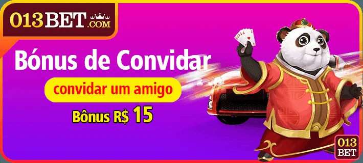 Jogador feliz escolhendo slots em serviço VIP